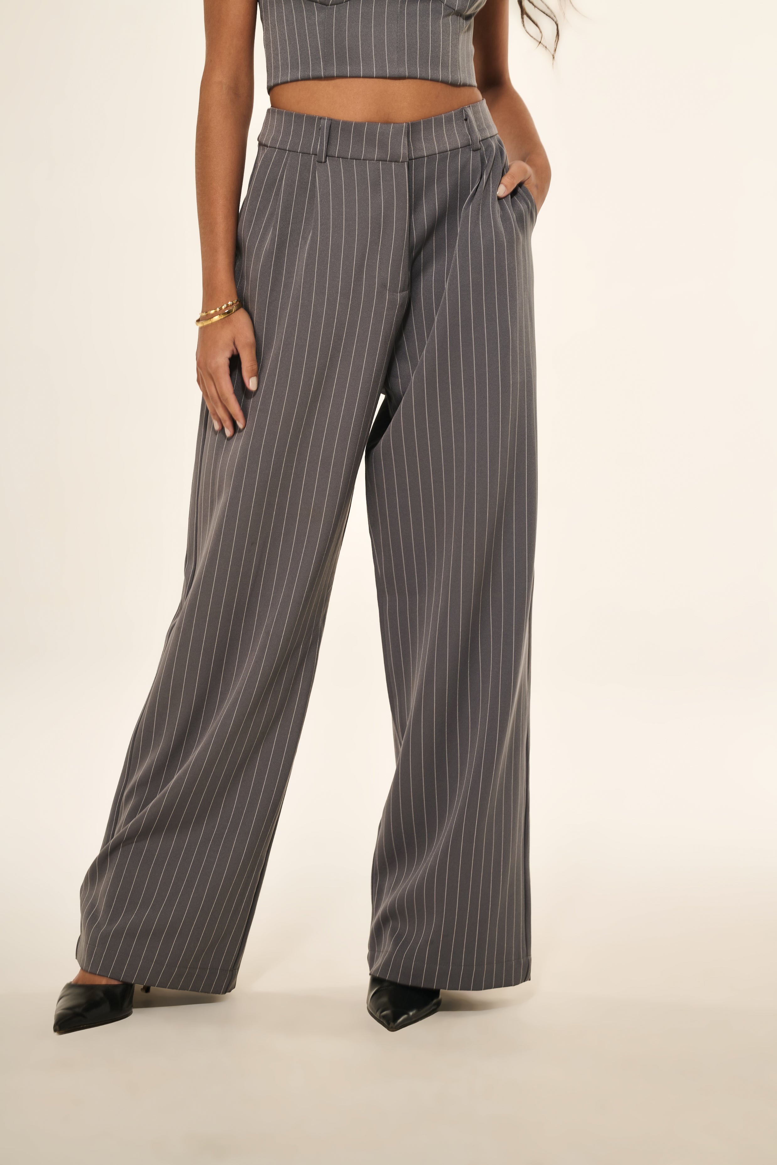 Calça Reta Alfaiataria Risca de Giz Cinza