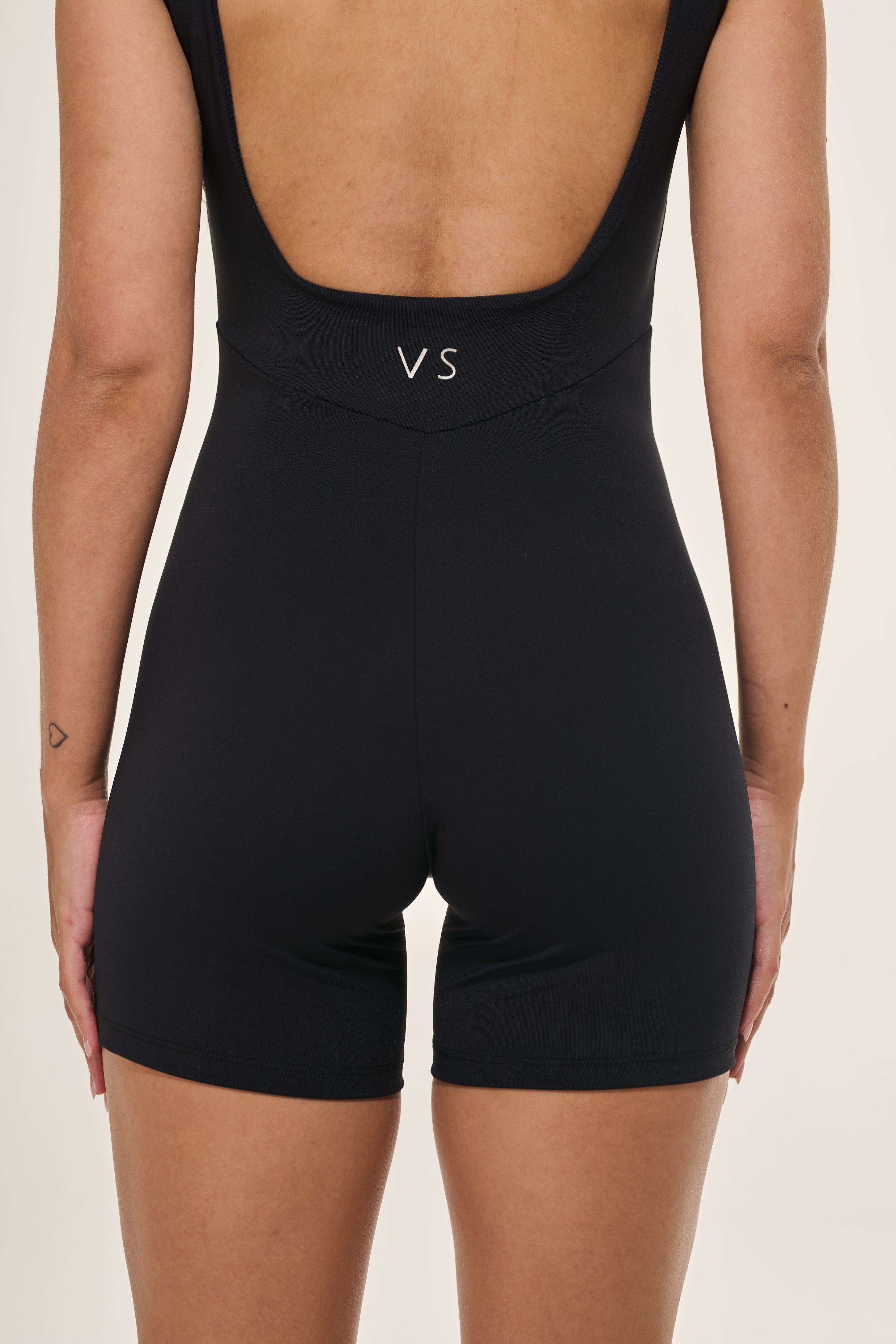 Macaquinho Fitness Decote Costas Preto