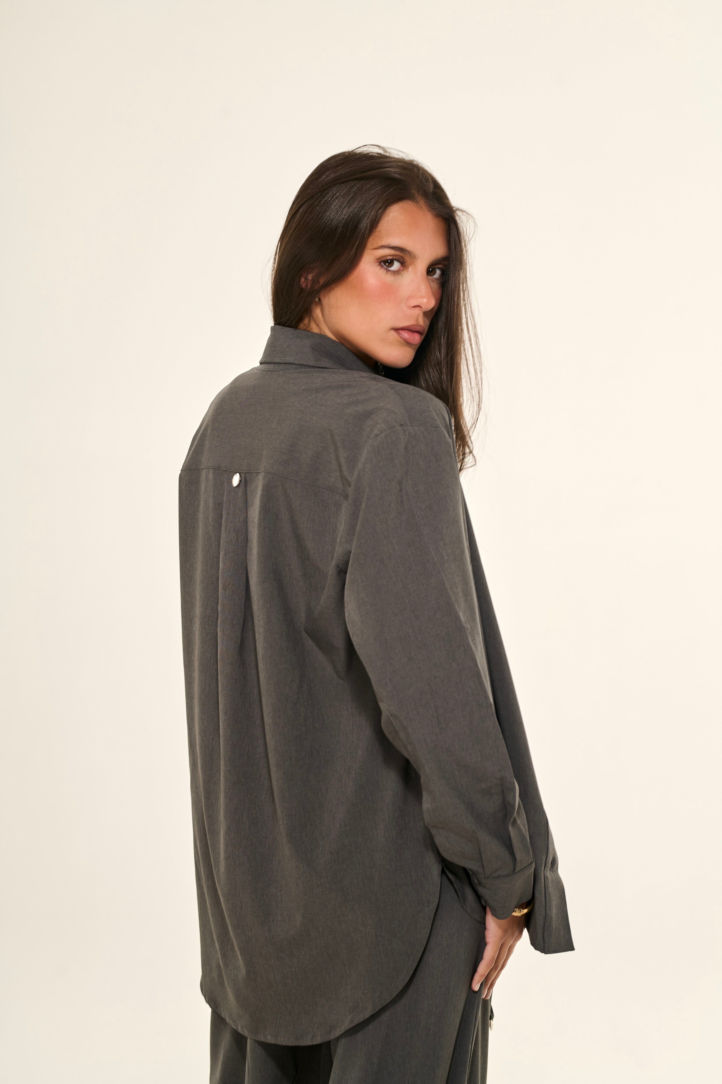 Camisa Manga Longa em Crepe Cinza Chumbo