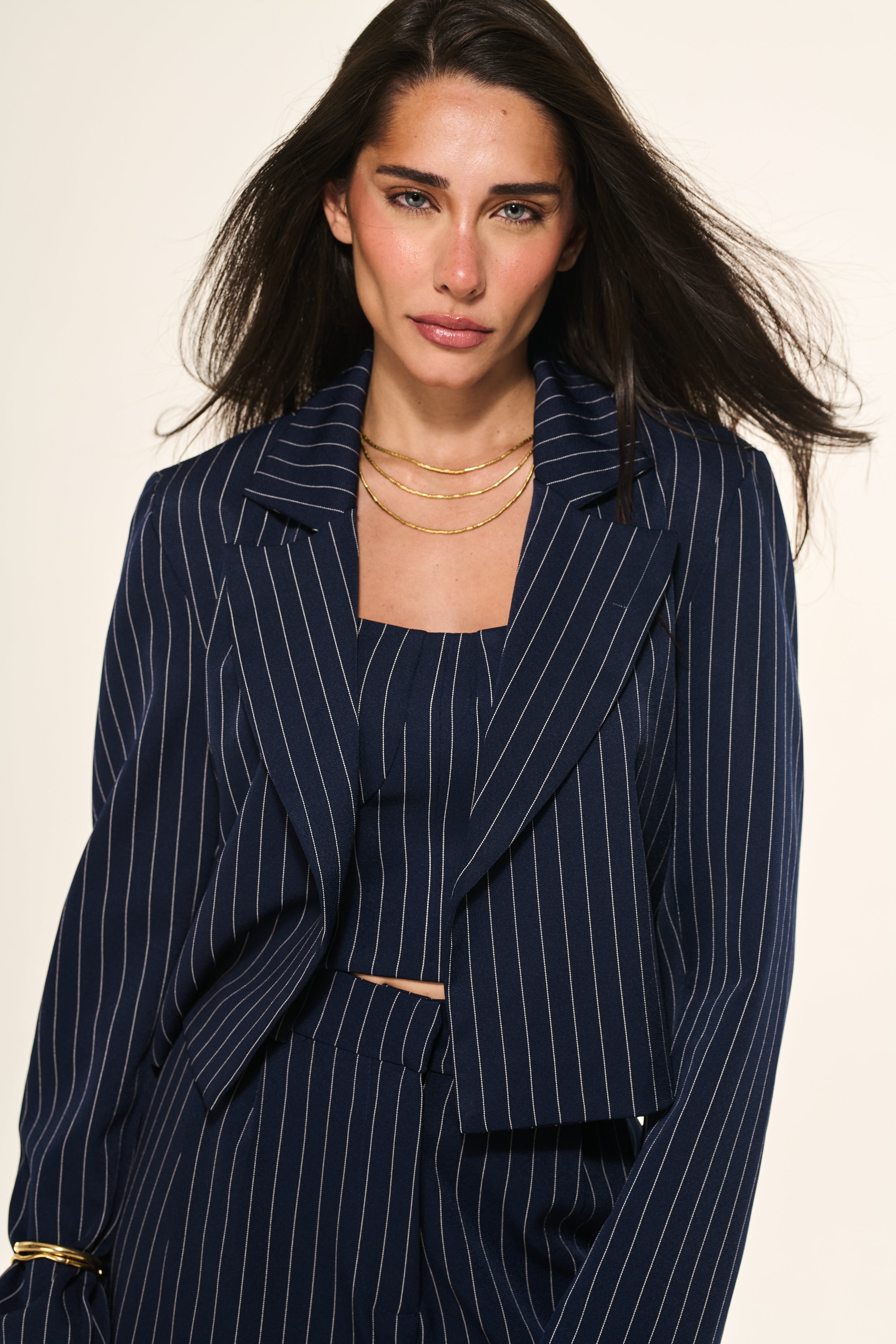 Blazer Cropped Alfaiataria Risca de Giz Azul Marinho