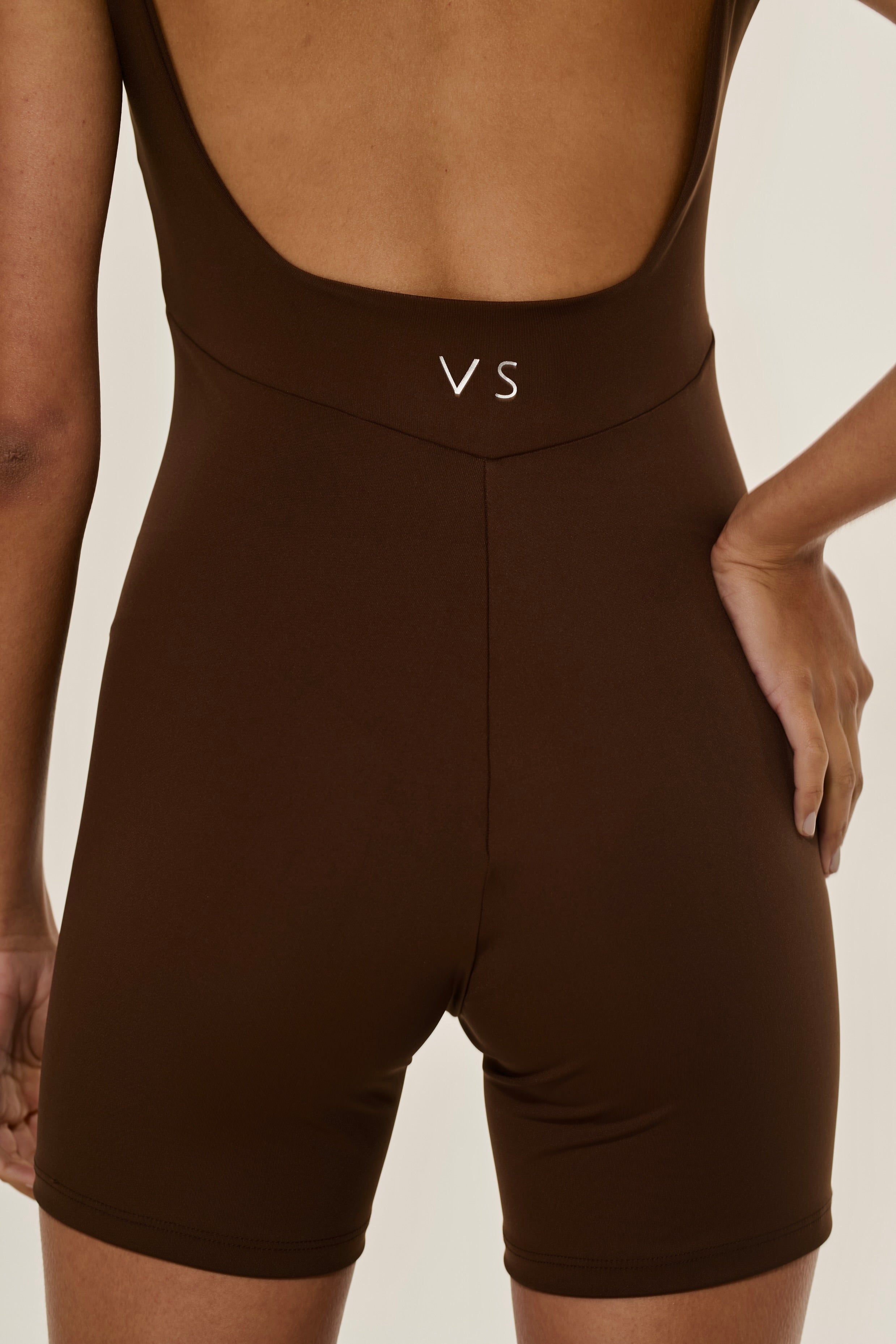 Macaquinho Fitness Decote Costas Marrom Coffee