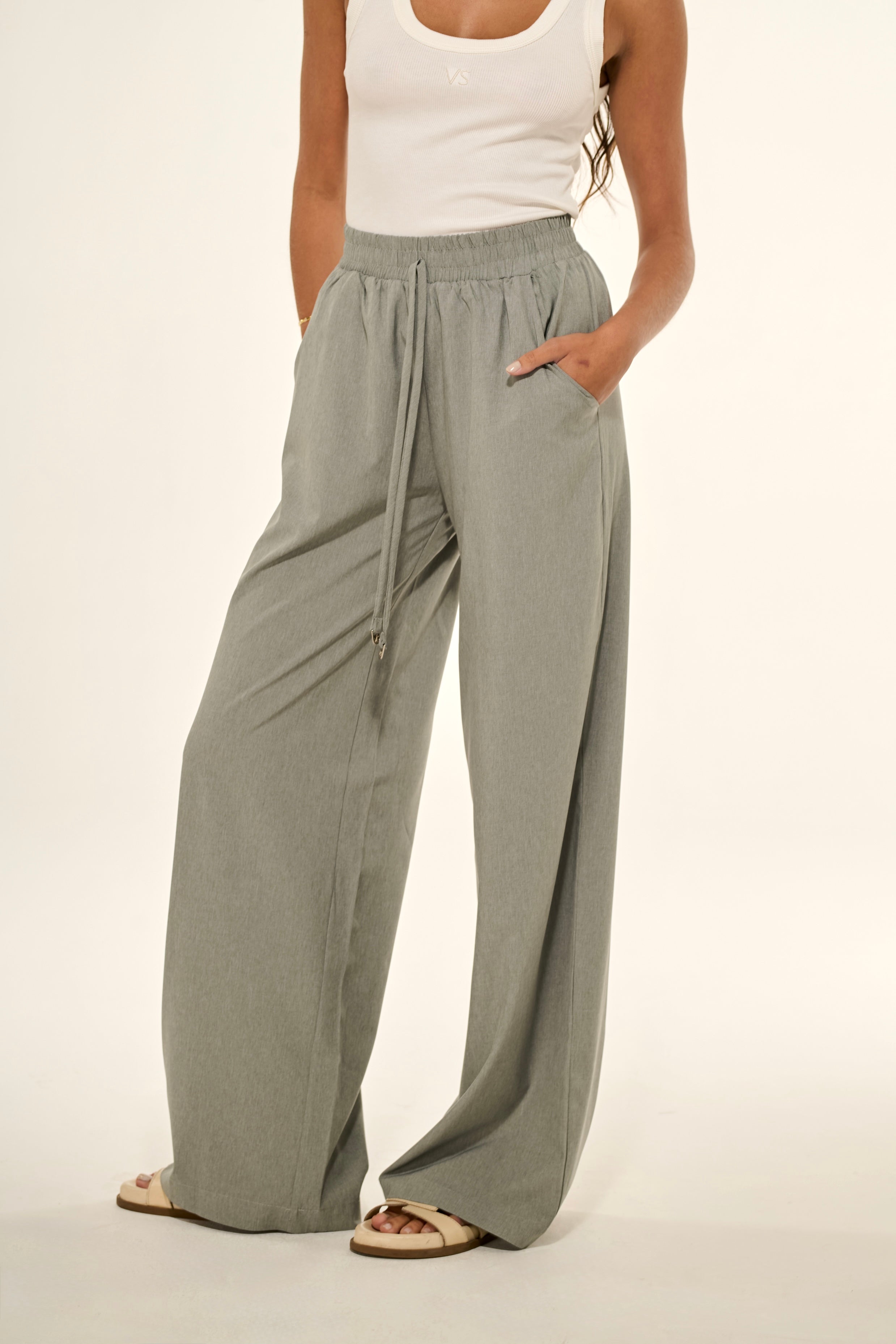 Calça Reta em Crepe Cinza Claro