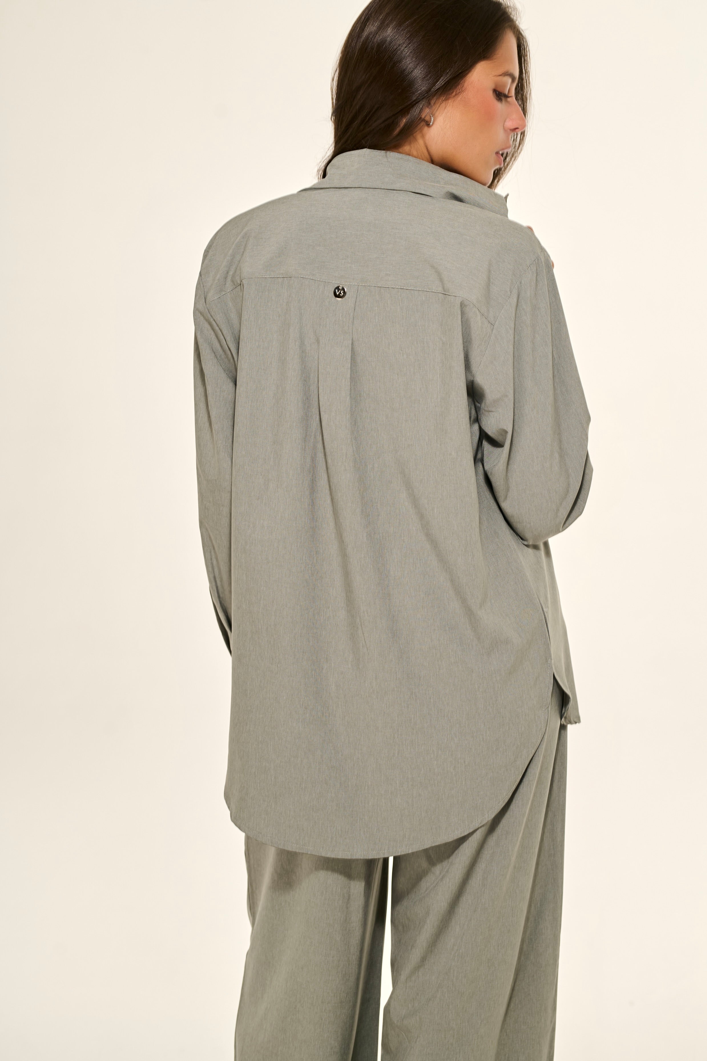 Camisa Manga Longa em Crepe Cinza Claro