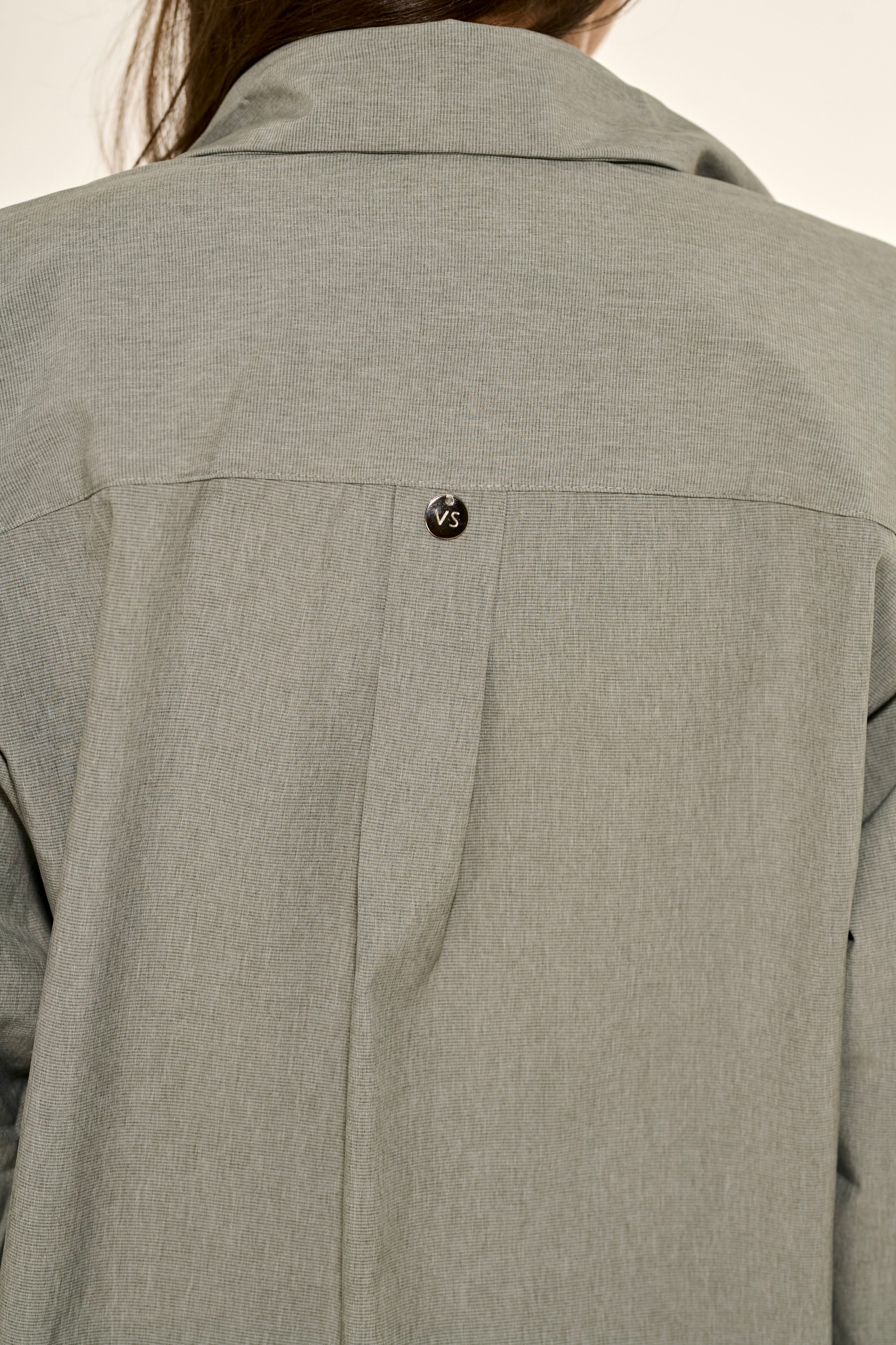 Camisa Manga Longa em Crepe Cinza Claro