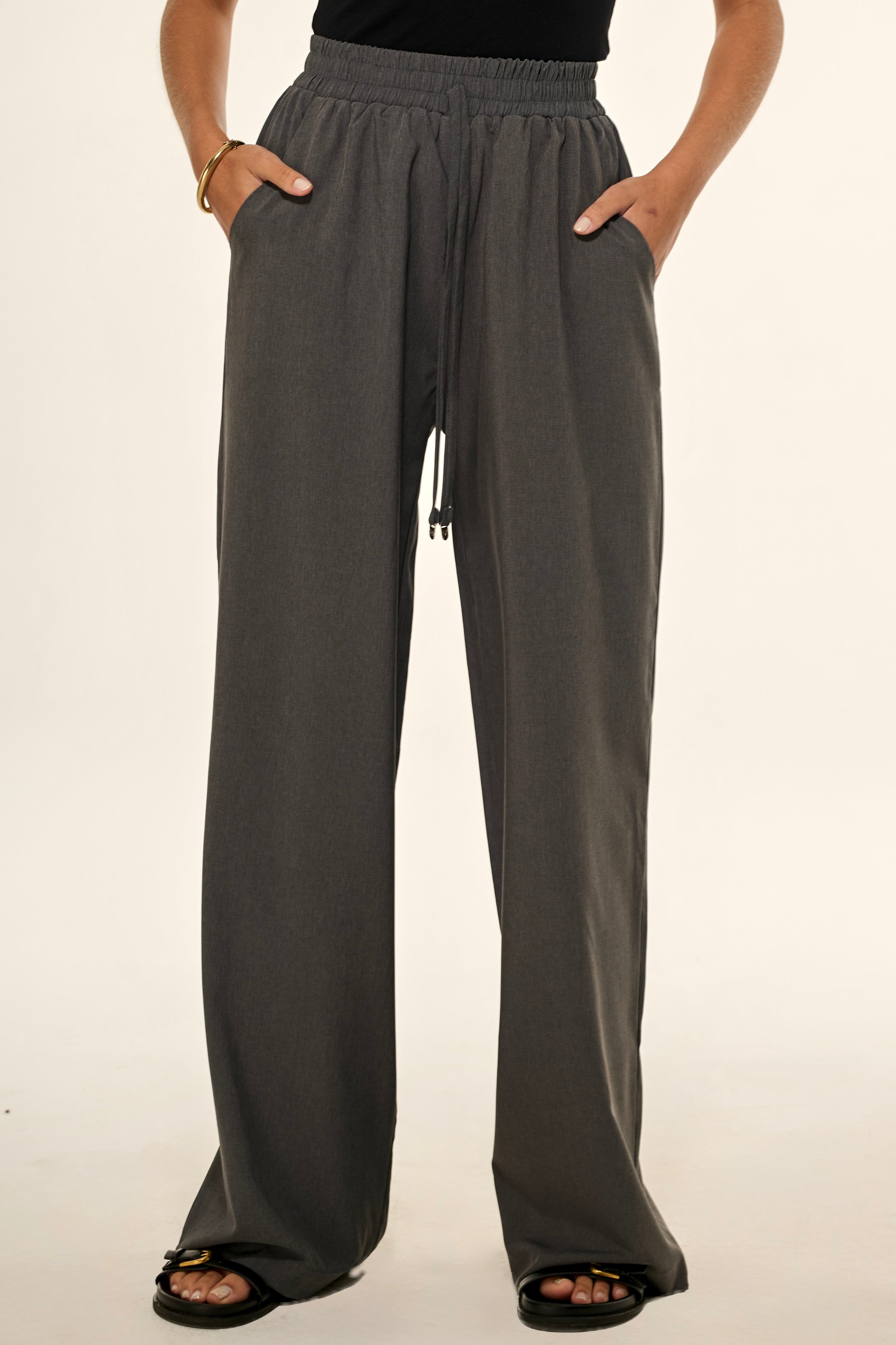 Calça Reta em Crepe Cinza Chumbo